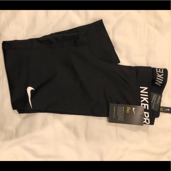 NWT. Nike Pro Training Capris. Medium. Black. - Picture 5 of 8